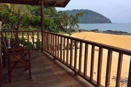 Beachfront Hut Upstairs Astra - Beach Shack Chalet Kampong Juara Εξωτερικό φωτογραφία
