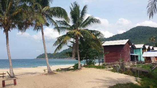 Beachfront Hut Upstairs Astra - Beach Shack Chalet Kampong Juara Εξωτερικό φωτογραφία