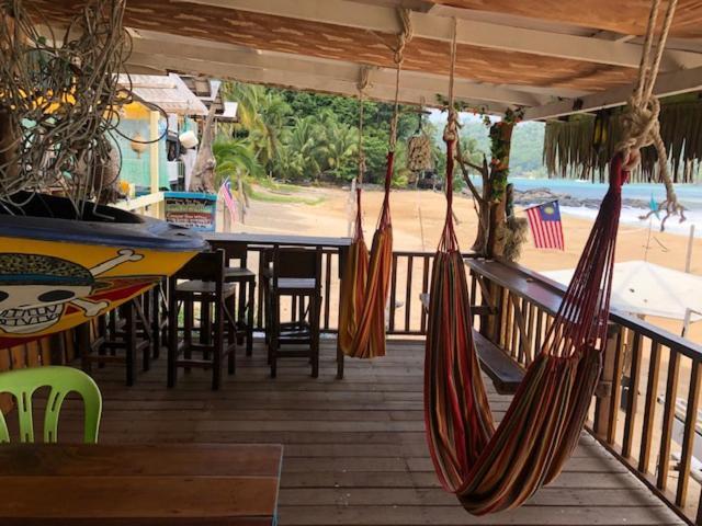 Beachfront Hut Upstairs Astra - Beach Shack Chalet Kampong Juara Εξωτερικό φωτογραφία