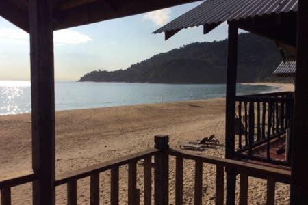 Beachfront Hut Upstairs Astra - Beach Shack Chalet Kampong Juara Εξωτερικό φωτογραφία