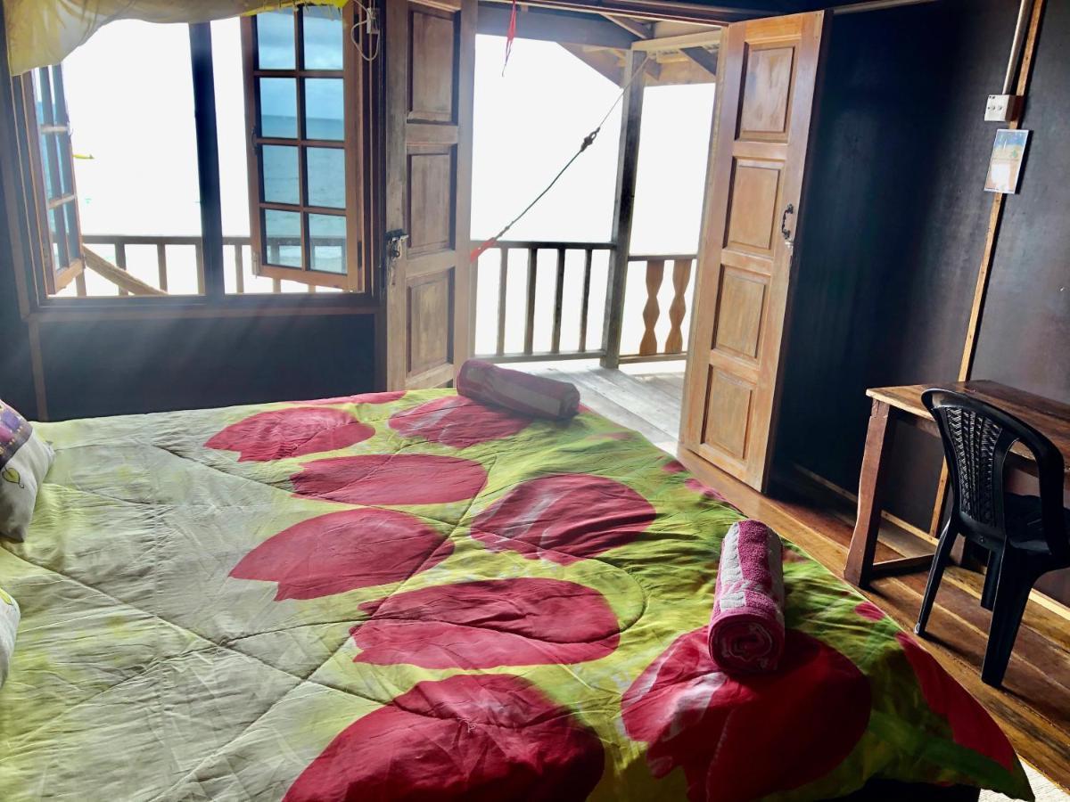 Beachfront Hut Upstairs Astra - Beach Shack Chalet Kampong Juara Εξωτερικό φωτογραφία