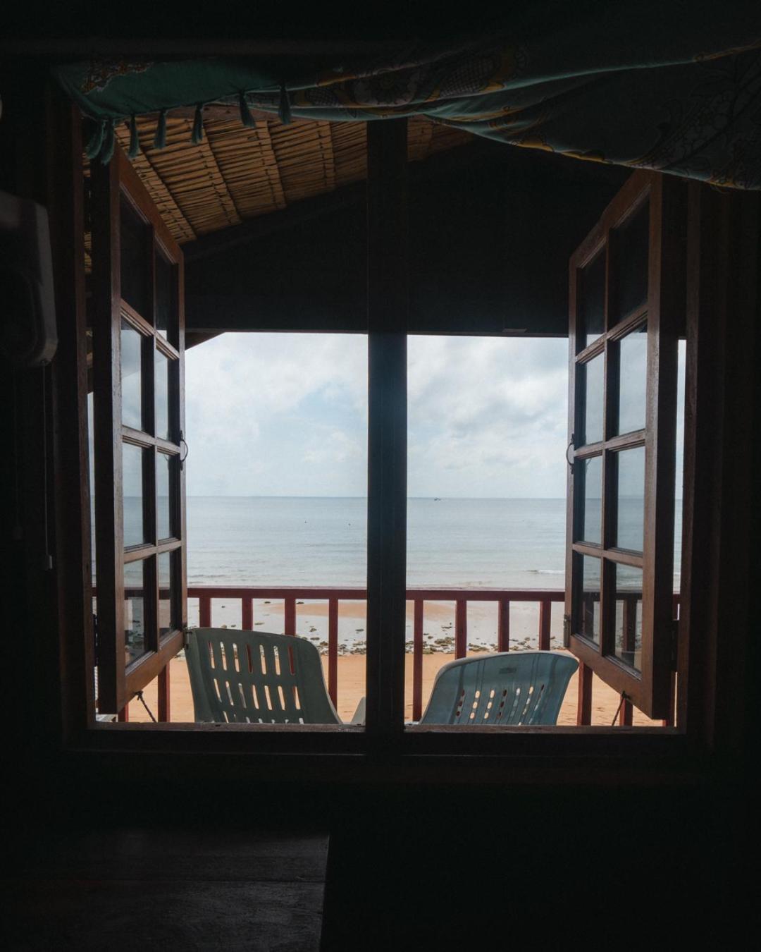 Beachfront Hut Upstairs Astra - Beach Shack Chalet Kampong Juara Εξωτερικό φωτογραφία